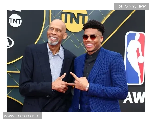 百大足球星首位名字母哥展现领袖风范与无限潜力