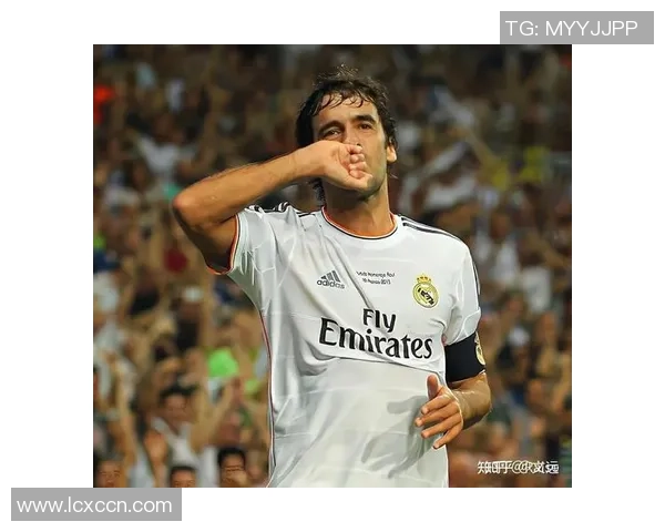 足球场球星摆拍精彩瞬间集锦 展现运动魅力与个人风采