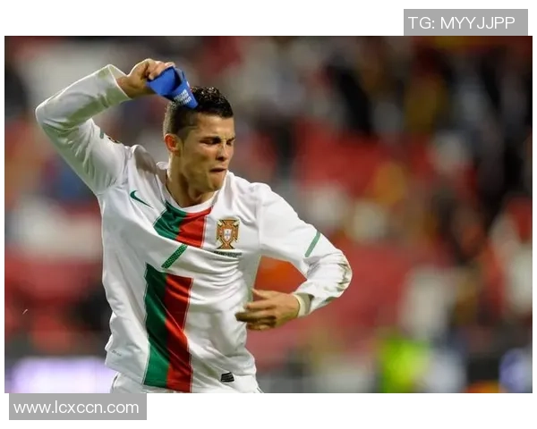 足球巨星狂怒咆哮庆祝瞬间 引爆全场激情展现无与伦比霸气