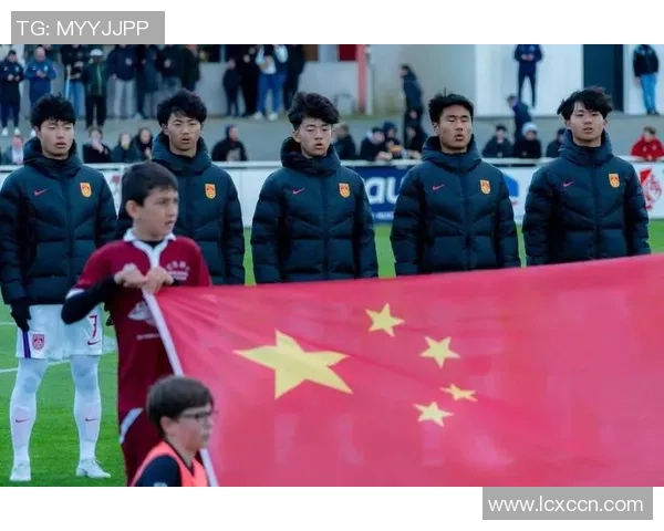 足球球星独特背影走路瞬间展现个人魅力与独特风采